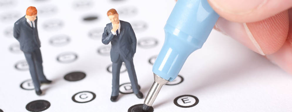 15554572 - student complete the questionnaire - school exam concept 