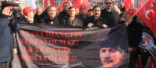 Biz Buradayız, Dimdik Ayaktayız