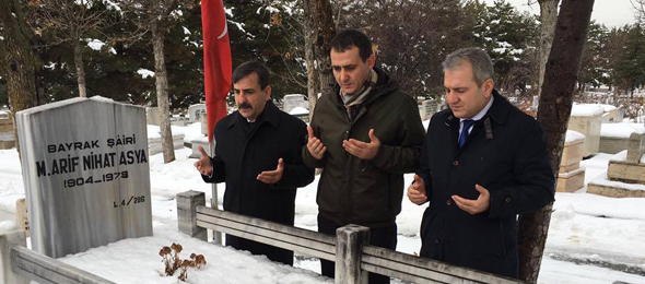 Bayrak Şairi Arif Nihat Asya’yı Mezarı Başında Andık