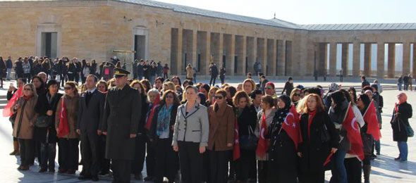 Türkiye Kamu-Sen'li Kadınlar Anıtkabir'i Ziyaret Etti