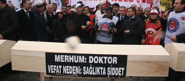 İş Bıraktık, Tabutlarla Bakanlık Önünde Eylem Yaptık