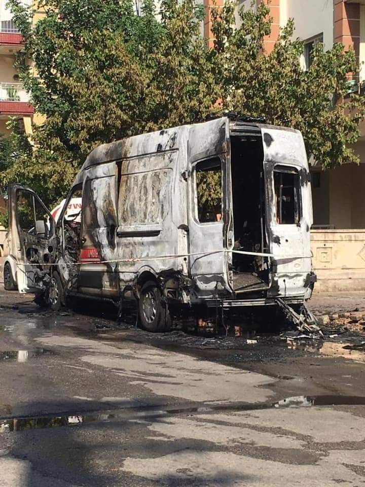 Ambulans Alev Aldı  Sağlık Personeli Hastayı Alevler İçinden Kurtardı