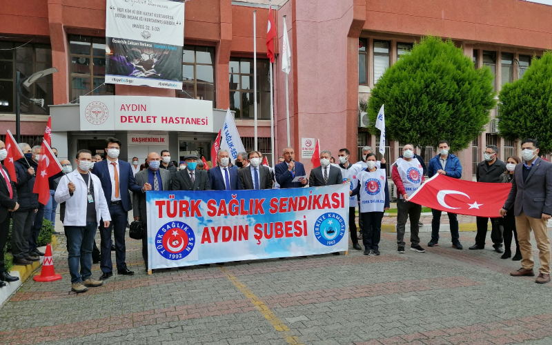 Sağlık Çalışanları Verdiği Hizmetin Karşılığını Alamıyor