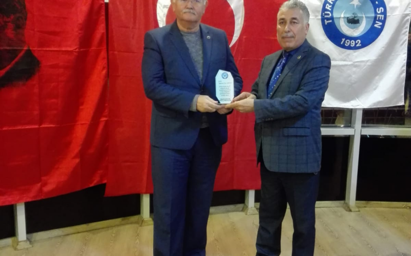 Bir Önceki Kamu Sen Başkanına Plaket Takdim Ettik