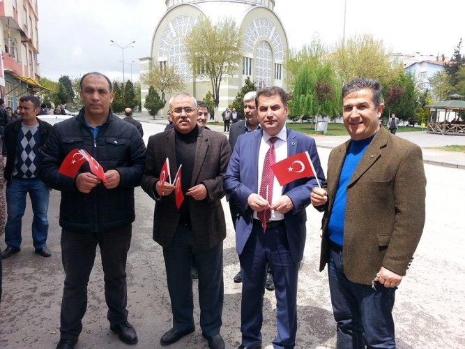 23 Nisan'da Bayrak Dağıttık