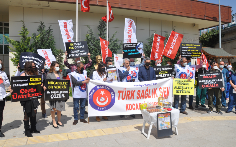 SAĞLIK ÇALIŞANLARINDAN TENCERELİ EYLEM