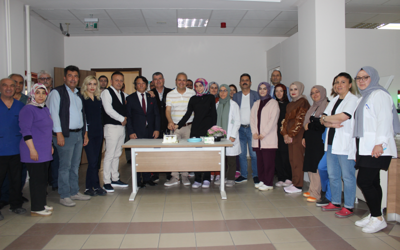 Laborantlar Gününü Pasta Keserek Kutladık.