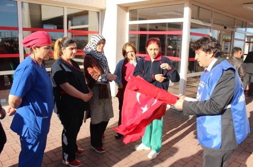 Türk Bayrağı Dağıttık.