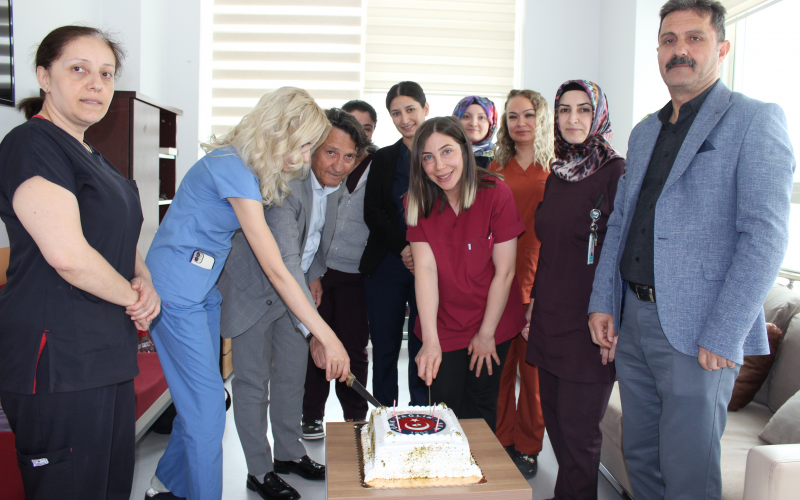 Ebeler Haftasını Pasta Keserek Kutladık.