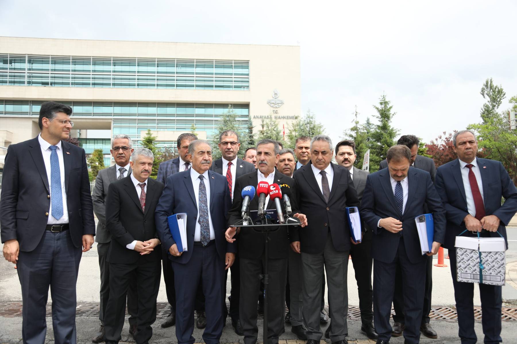 İlave Ek Ödemeyi Emeklilere de Verilmesi İçin On Binlerce Dilekçeyi Anayasa Mahkemesine Teslim Ettik