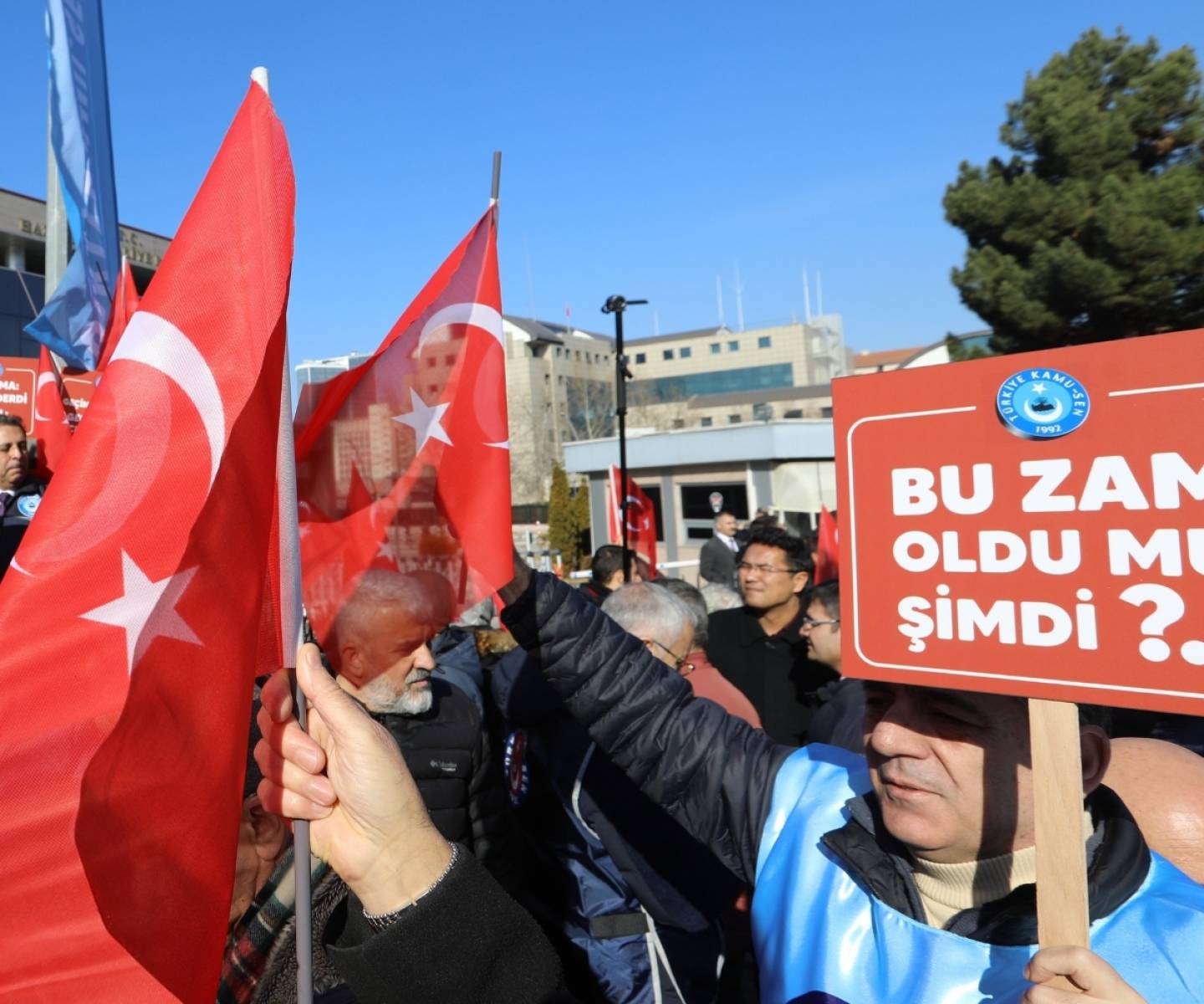 Kamu çalışanlarının ve emeklilerimizin beklentisi ayrıcalık değil, ücrette adalet ve alım gücünün korunmasıdır.