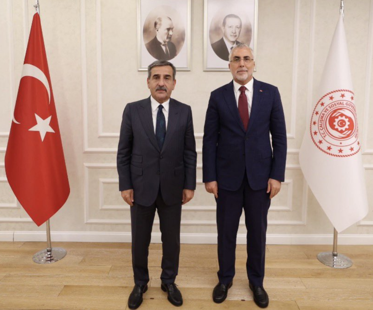 Genel Başkanımız Önder Kahveci Çalışma ve Sosyal Güvenlik Bakanı Sayın Prof. Dr. Vedat Işıkhan’ı ziyaret etti.
